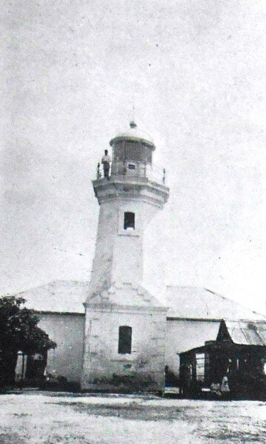 Faro de Salina Cruz con la casa del guardafaro.jpg Faro de Salina Cruz con la casa del guardafaro y sus techos inclinados. Memoria SCOP 1927-1928.