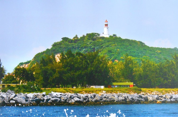 Faro de Salina Cruz en el litoral del estado de Oaxaca.jpg Faro de Salina Cruz en el litoral del estado de Oaxaca. Libro: Los faros de México, SCT.