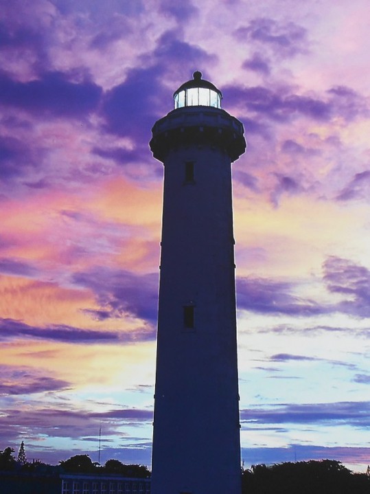 La luz del faro de Progreso en un melancólico atardecer.jpg La luz del faro de Progreso en un melancólico atardecer. Libro: Los faros de México, SCT.