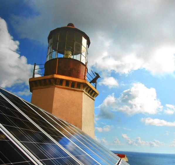 Lámpara del faro de Cabo Corrientes junto a celdas de captación de rayos solares.jpg Lámpara del faro de Cabo Corrientes junto a celdas de captación de rayos solares. Libro: Los faros de México, SCT.
