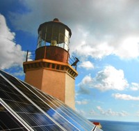 Lámpara del faro de Cabo Corrientes junto a celdas de captación de rayos solares.jpg