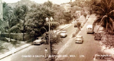 Entre 1930 y 1950 la SCOP priorizó la construcción y ampliación de carreteras troncales que comunicaron las ciudades con los litorales. Esta accesibilidad fue clave para el incremento del turismo en las playas mexicanas.