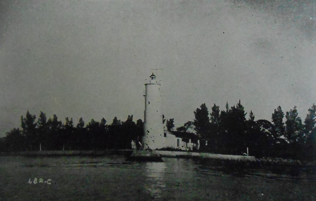 3Faro Atalaya Ciudad del Carmen.jpg Faro de la Atalaya, Ciudad del Carmen, Campeche. Lámpara de dos mechas con depósito inferior. Memoria presentada por el Secretario de Comunicaciones y Obras Públicas, agosto 1927-julio 1928. Archivo de Concentración SCT.