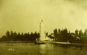 Impávidos centinelas, los faros han guiado con el destello de sus luces a todo tipo de embarcaciones para su feliz arribo a tierra firme o puerto seguro.
