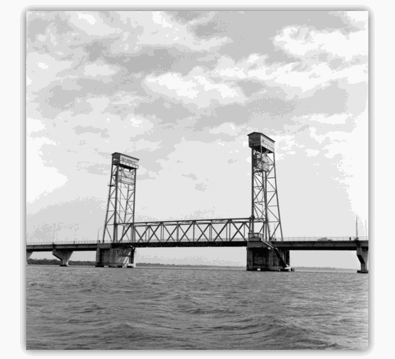El puente Coatzacoalcos I se uniría poco después a las obras de infraestructura de Coatzacoalcos, realizadas en el marco del Programa “La Marcha al Mar”. https://es.wikipedia.org/wiki/Archivo:Puente_de_Coatzacoalcos_vista_lateral.jpg