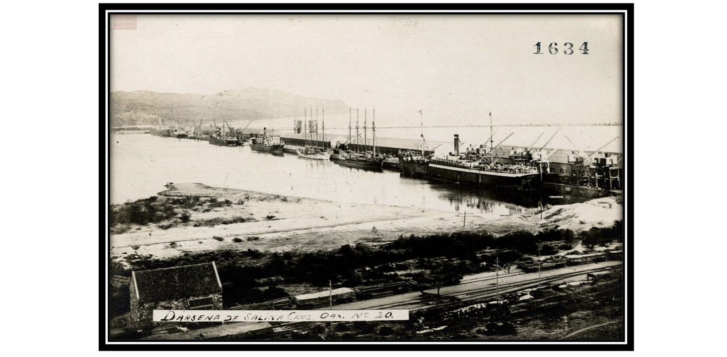 Dársenas (parte de un puerto resguardada -artificialmente- y adecuada para el fondeo y la carga y descarga de embarcaciones) del puerto de Salina Cruz, Oaxaca. mexicoenfotos.com/antiguas/oaxaca/salina-cruz/puerto-de-salina-cruz-MX13305218520075