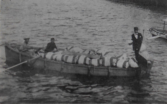 Conducción de la correspondencia en bultos rumbo al muelle.jpg Conducción de la correspondencia en bultos rumbo al muelle. El Mundo Ilustrado.