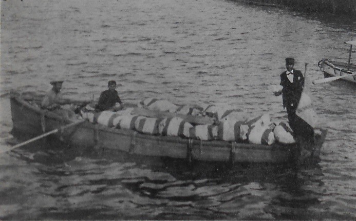 Conducción de la correspondencia en bultos rumbo al muelle.jpg Conducción de la correspondencia en bultos rumbo al muelle. El Mundo Ilustrado.