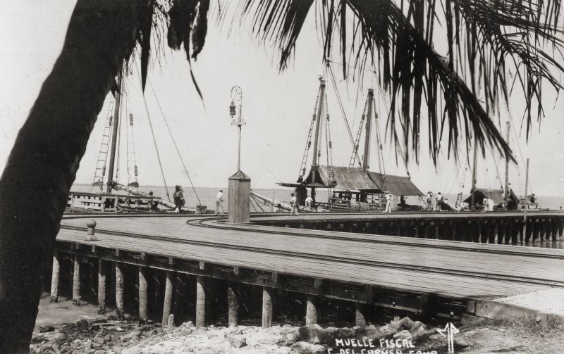 Muelle fiscal de Ciudad del Carmen.jpg Muelle fiscal de Ciudad del Carmen, Campeche. https://www.mexicoenfotos.com/antiguas/campeche/ciudad-del-carmen/muelle-fiscal-MX15430262340158