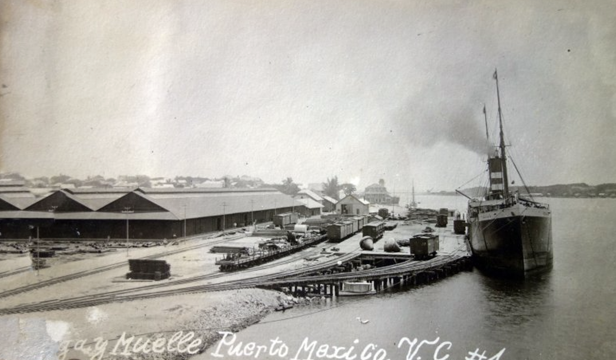 Puerto México Veracruz, siglo XX. Disponible en: https://www.mexicoenfotos.com/antiguas/veracruz/coatzacoalcos/muelle-puerto-mexico-MX15823843569941 