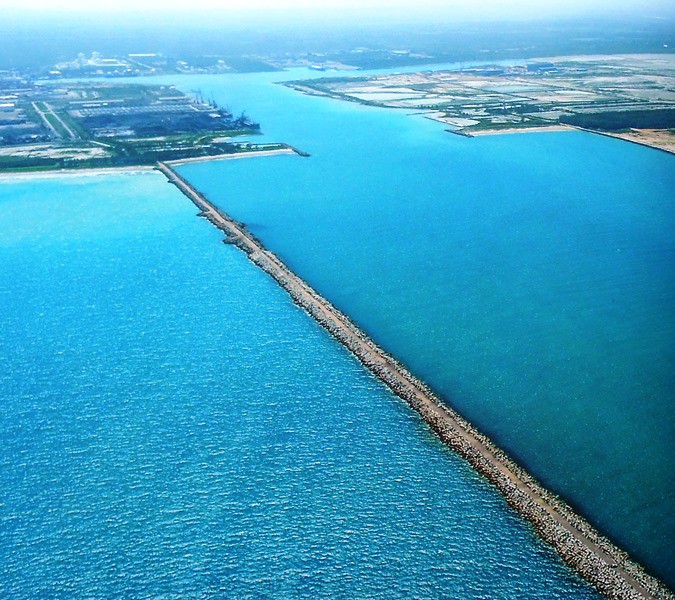 Acceso al puerto de Altamira.jpg Acceso al puerto de Altamira, primer lugar en el manejo de fluidos petroquímicos a nivel nacional y segundo por su manejo de carga. SCT.