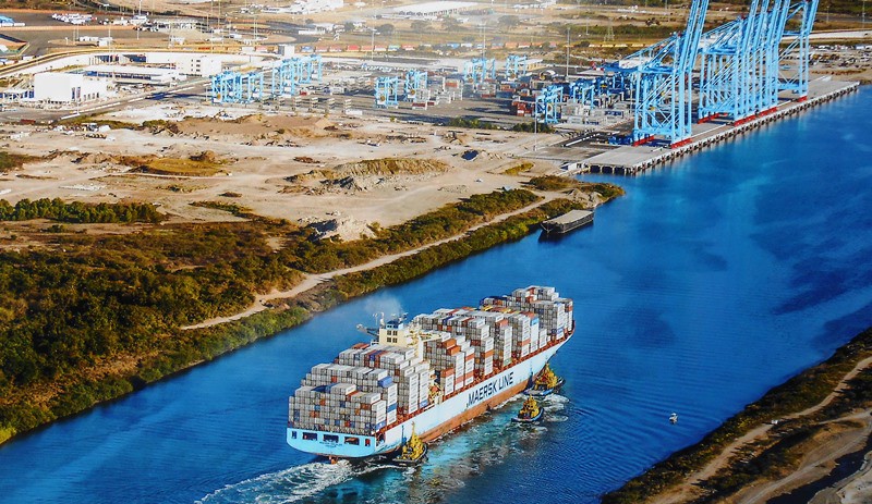 En la década 2000-2009 el puerto Lázaro Cárdenas.jpg En la década 2000-2009 el puerto Lázaro Cárdenas fue modernizado, ampliando su capacidad de carga. SCT.