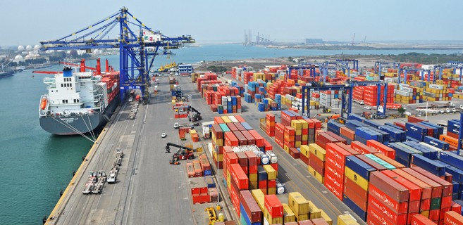 Manejo de contenedores.jpg Manejo de contenedores en el puerto de Altamira. https://www.puertoaltamira.com.mx/esps/0002661/el-puerto-de-altamira-incrementa-movilizacion-de-contenedores-a-nivel