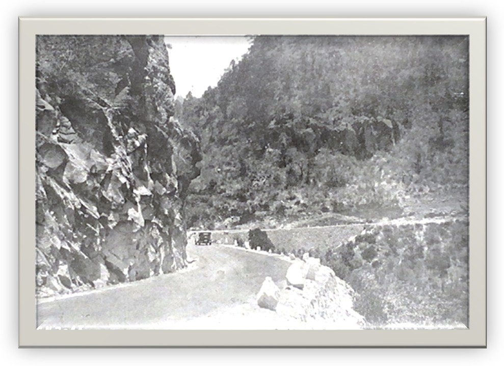 AUTOPISTA 01.jpg Kilómetro 43 de la carretera federal México-Puebla (1931). Libro: Los Caminos de México. Comisión Nacional de Caminos. Cortesía de la Secretaría de Comunicaciones y Obras Públicas a los Delegados del Congreso Mundial de la Prensa.