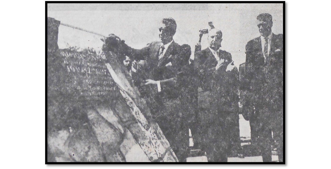 AUTOPISTA 04.jpg El presidente Adolfo López Mateos devela la placa de inauguración de la autopista México-Puebla teniendo como testigos al gobernador de Puebla Fausto Ortega, y al Ing. Javier Barros Sierra, secretario de Obras Públicas. El Universal domingo 6 de mayo de 1962.