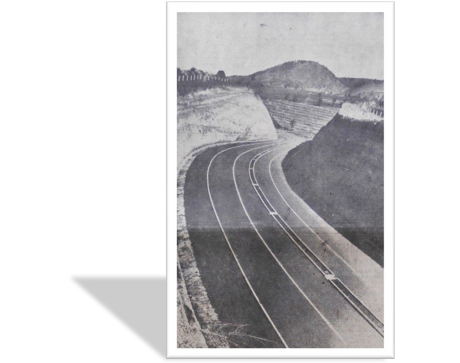 AUTOPISTA 05.jpg Respecto a la antigua carretera federal México-Puebla, la nueva vía tuvo 276 curvas menos. El Universal sábado 5 de mayo de 1962.