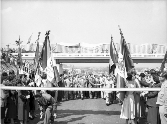 El presidente Miguel Aleman en compania del secretario de Comunicaciones y Obras Publicas.png El presidente Miguel Alemán en compañía del secretario de Comunicaciones y Obras Públicas se retiran después de haber inaugurado la autopista México-Cuernavaca. Reproducción autorizada por el INAH.