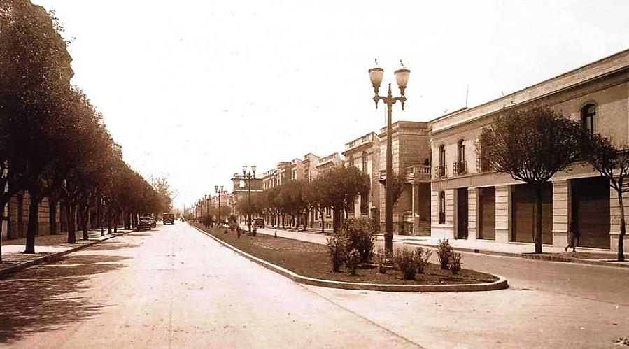 av insurgentes.png La avenida Insurgentes fue originalmente el límite entre las colonias Roma y Condesa. Su calidad de trazo y acabado material destacan en esta imagen, junto con su aún escaso tráfico vehicular. Reproducción autorizada por el INAH.