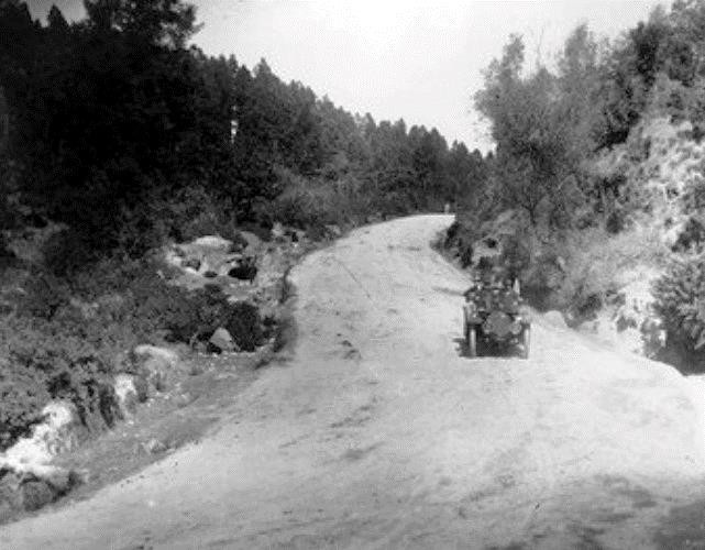 1 La antigua carretera a Toluca.jpg La antigua carretera a Toluca se abre paso entre un tupido bosque de pinos. https://www.facebook.com/photo/?fbid=445392323615208&set=a.101776497976794