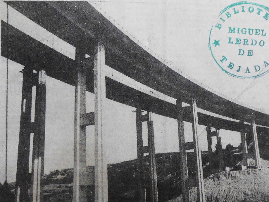 2 Gran viaducto doble elevado de 60 m de altura.jpg Gran viaducto doble elevado de 60 m de altura libra una barranca al paso de la nueva autopista México – Toluca. El Universal martes 1 de diciembre de 1987.