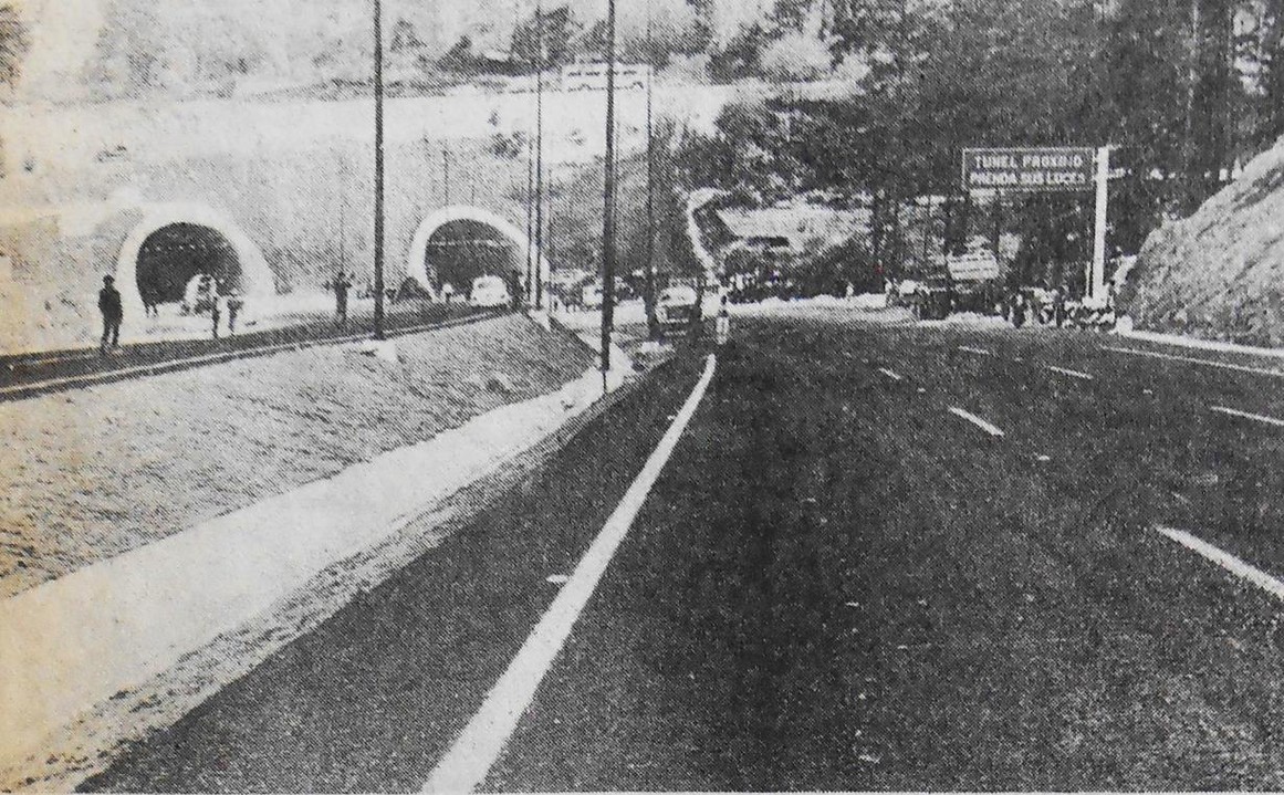 3 Entrada y salida del doble túnel de 350 m de extensión.jpg Entrada y salida del doble túnel de 350 m de extensión. El Universal martes 1 de diciembre de 1987.