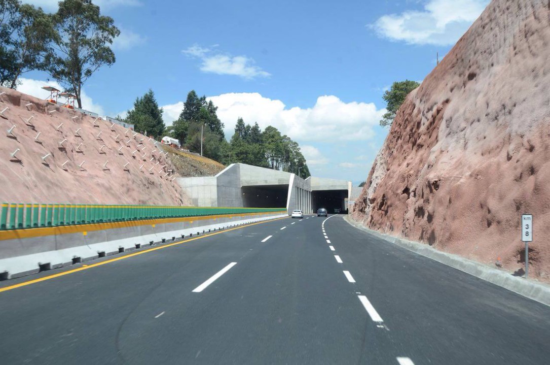 4 La inexistencia de curvas que presenta.jpg La inexistencia de curvas que presenta la más reciente de las vialidades que van de México a Toluca permite circular por ella a una velocidad máxima de 110 km/ h. https://mvt.com.mx/opera-ya-ampliacion-de-carretera-la-marquesa-paseo-tollocan/