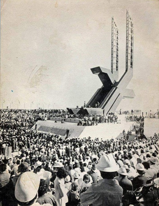 1 de diciembre de 1973 ceremonia de inauguración de la Carretera Transpeninsular en el Paralelo 28. https://twitter.com/ingvazquezcj/status/1163521733069926402