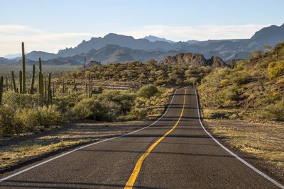 Recorrida por miles de turistas nacionales y extranjeros, esta carretera, símbolo de orgullo para los bajacalifornianos, genera empleos y oportunidades de poblamiento.