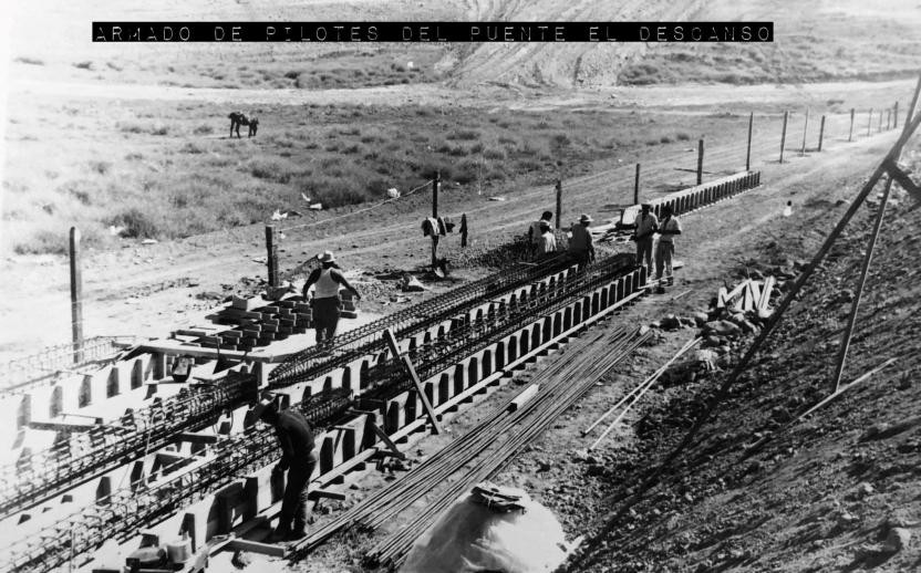 Armado de pilotes para El Descanso, uno de los pocos puentes fabricados en esta carretera. Octubre, 1963. https://www.sandiegored.com/es/noticias/189239/Conoce-la-historia-de-la-iconica-carretera-que-permite-recorrer-la-Peninsula-de-Baja-California