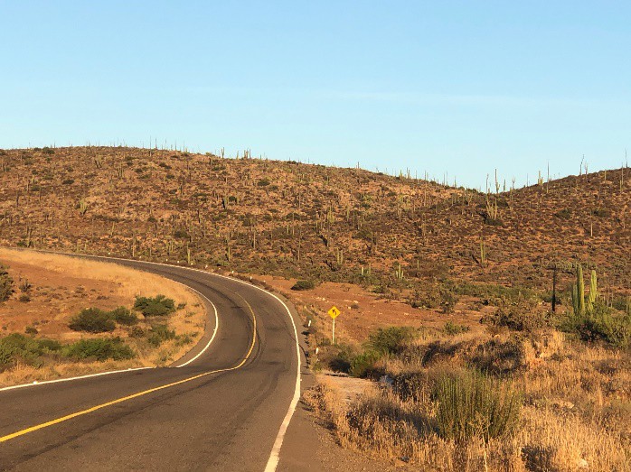 La aridez del paisaje descubierto.jpg La aridez del paisaje descubierto al paso de la carretera que recorre la California mexicana. https://www.sandiegored.com/es/noticias/189239/Conoce-la-historia-de-la-iconica-carretera-que-permite-recorrer-la-Peninsula-de-Baja-California
