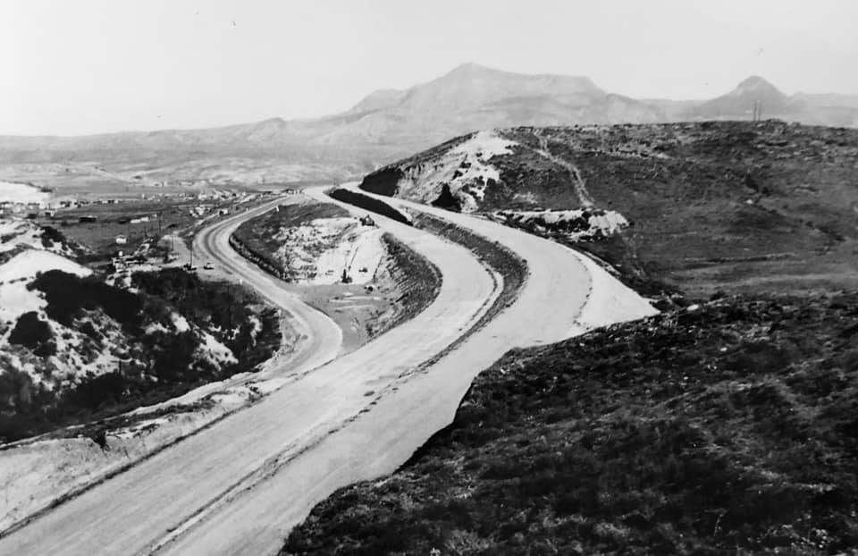 Vista de las obras de la Carretera Transpeninsular.jpg Vista de las obras de la Carretera Transpeninsular, al fondo -como testigo- la Sierra La Giganta. https://www.sandiegored.com/es/noticias/189239/Conoce-la-historia-de-la-iconica-carretera-que-permite-recorrer-la-Peninsula-de-Baja-California