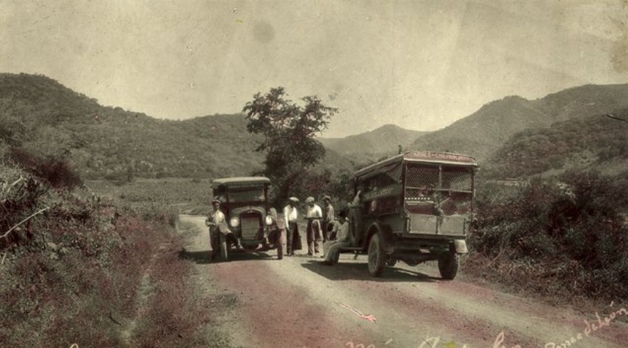 Camiones de pasajeros de la línea Iguala-Chilpancingo.jpg Camiones de pasajeros de la línea Iguala-Chilpancingo, 1920. Reproducción autorizada por el INAH.