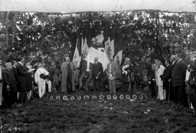 Ceremonia de inauguración de la carretera Iguala-Chilpancingo.jpg Ceremonia de inauguración de la carretera Iguala-Chilpancingo, presidida por el general Porfirio Díaz el 1 de mayo de 1910. Reproducción autorizada por el INAH.