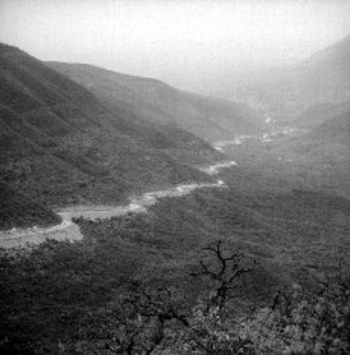 Serpenteando en la Sierra Madre Oriental va el trazo de la carretera Tula-Ciudad Victoria.jpg Serpenteando en la Sierra Madre Oriental va el trazo de la carretera Tula-Ciudad Victoria. Reproducción autorizada por el INAH.
