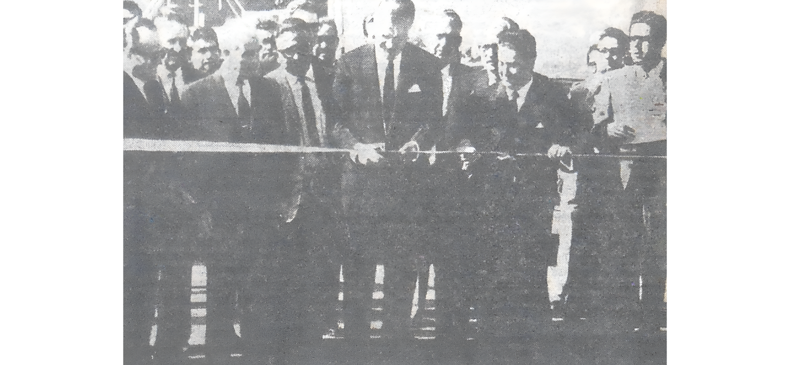 El secretario de Obras Públicas, ingeniero Javier Barros Sierra, en el momento de cortar el listón para inaugurar la nueva carretera de cuota México-Teotihuacan. El Universal jueves 12 de noviembre de 1964.