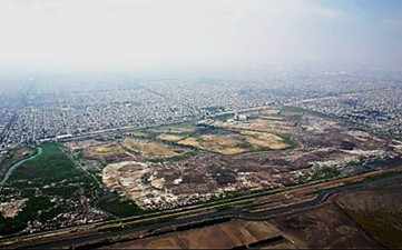 La expansión acelerada de diferentes capitales del país propició que la SOP extendiera sus actividades a los servicios urbanos, tal  como ocurrió en Ciudad Nezahualcóyolt en los años 70. Imagen recuperada de: Revista Real Estate.