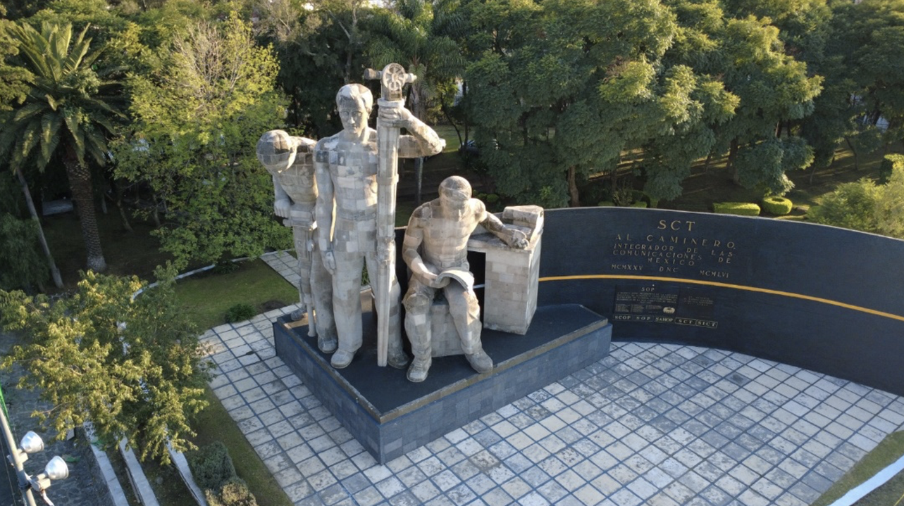 En 1956 se inauguró el “Monumento al Caminero”, obra del escultor Ramiro Gaviño.