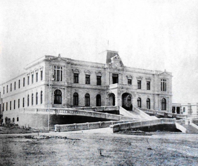 Edificio de Servicios Generales.jpg Edificio de Servicios Generales del Manicomio General de la Castañeda. Crónica Gráfica de la Ciudad de México en el Centenario de la Independencia.
