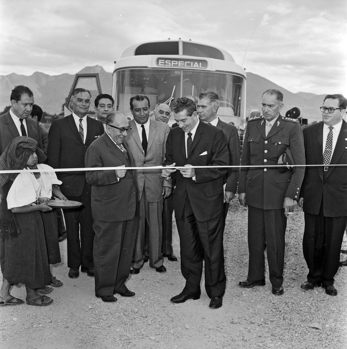 Adolfo_lopez_Mateos_inaugura_el_camino_vecinal_1961JPG.jpg El presidente Adolfo López Mateos en la inauguración del camino vecinal Tlacolula-Díaz Ordaz, 1961. Reproducción Autorizada por el Instituto Nacional de Antropología e Historia.