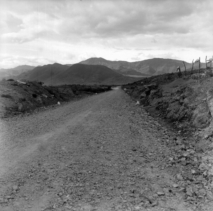 Camino_vecinal_JPG.jpg Panorámica del camino vecinal Tlacolula-Díaz Ordaz en el estado de Oaxaca, 1961. Reproducción Autorizada por el Instituto Nacional de Antropología e Historia.