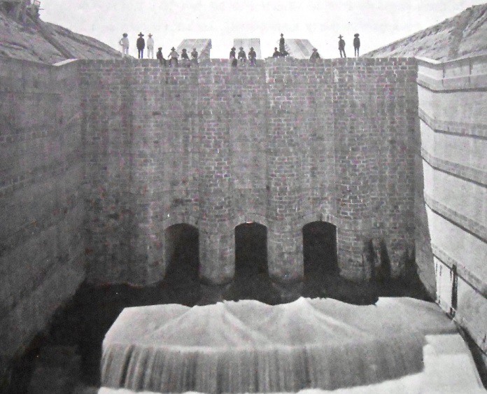 Presa y compuerta del Túnel.jpg Presa y compuerta del Túnel. Fotografía recuperada del libro México su evolución social: síntesis de la historia política, de la organización administrativa… México, 1902.