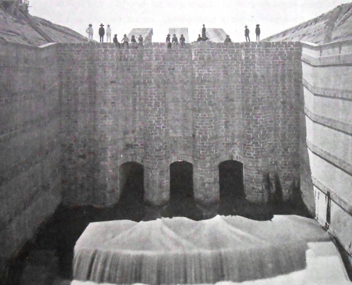 Presa y compuerta del Túnel.jpg Presa y compuerta del Túnel. Fotografía recuperada del libro México su evolución social: síntesis de la historia política, de la organización administrativa… México, 1902.