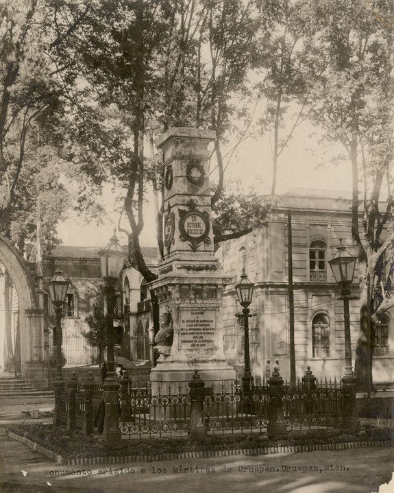 425096.jpg Monumento a los Mártires de Uruapan, Michoacán. Reproducción Autorizada por el Instituto Nacional de Antropología e Historia.