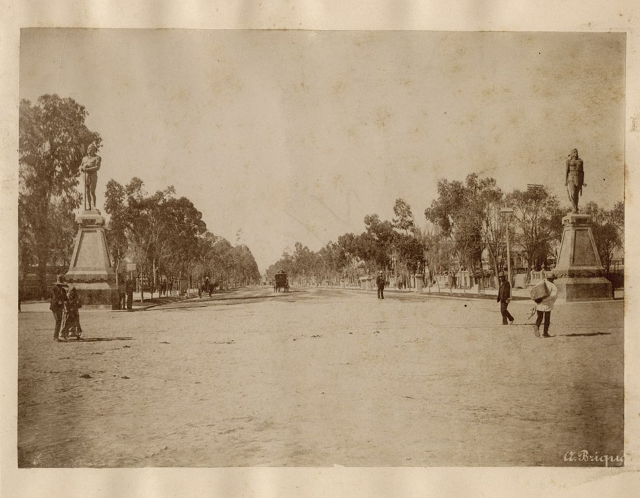 877402.jpg Como auténticos centinelas del paseo de la Reforma, las figuras de Ahuízotl e Izcóatl causaron polémica en su tiempo. Reproducción Autorizada por el Instituto Nacional de Antropología e Historia.