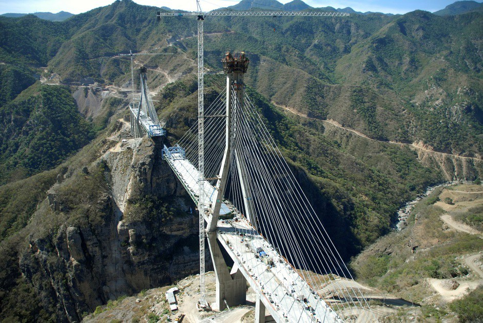 Puente Baluarte en construcción.jpg Puente Baluarte en construcción: https://upload.wikimedia.org/wikipedia/commons/thumb/6/6f/Puente_Baluarte_03.jpg/1613px-Puente_Baluarte_03.jpg