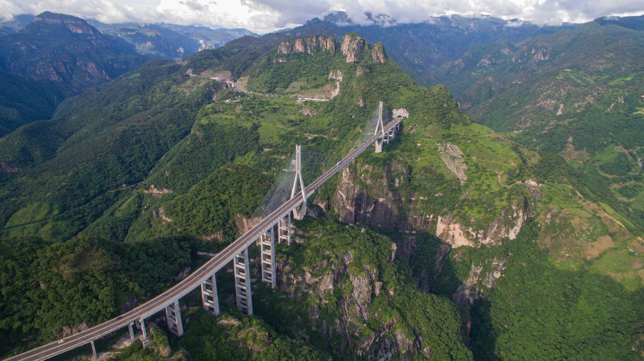 puente Baluarte enclavado en el macizo montañoso de la Sierra Madre Occidental.jpg Panorámica del espectacular puente Baluarte enclavado en el macizo montañoso de la Sierra Madre Occidental. Acervo: Rocher Ingeniería.
