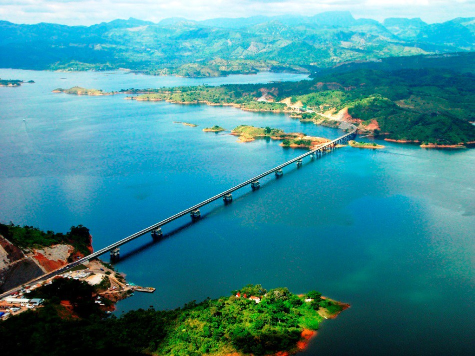 Puente Chiapas cruzando la presa de Malpaso.jpg Puente Chiapas cruzando la presa de Malpaso, Chiapas. SCT.