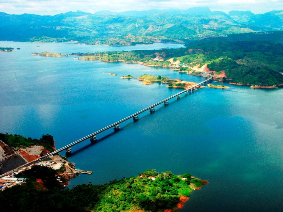 Puente Chiapas cruzando la presa de Malpaso.jpg