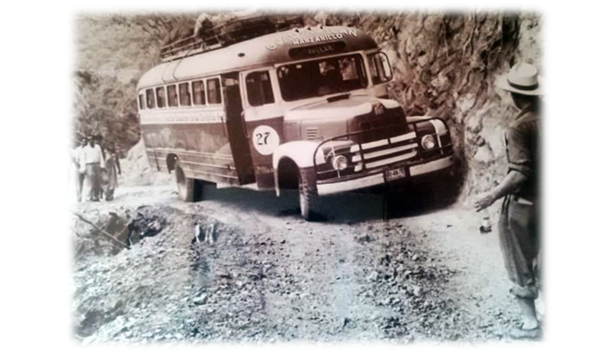 JALISCO 4.png En el viejo camino hacia Barra de Navidad, los choferes de los autobuses tenían que maniobrar extra para avanzar hacia su destino por las malas condiciones de la vía. Este problema fue superado con creces gracias a la construcción de la nueva carretera federal. https://www.facebook.com/guadalajara.antigua/posts/camino-a-barra-de-navidad-por-ah%C3%AD-antes-de-llegar-a-autl%C3%A1n-sal%C3%ADa-a-guadalajara-a/1982245215144798/