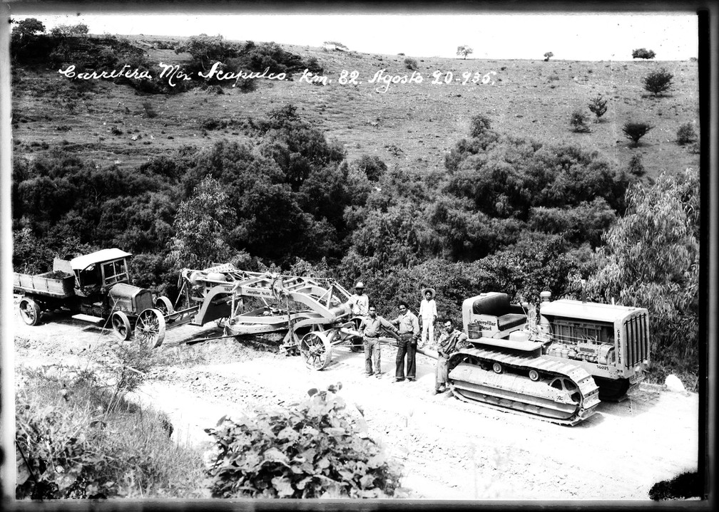 Trabajando la carretera México-Acapulco.jpg Trabajadores de la carretera México-Acapulco 1935. Reproducción Autorizada por el Instituto Nacional de Antropología e Historia.